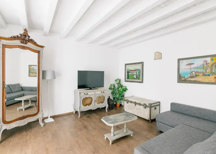 Deluxe Queen Suite